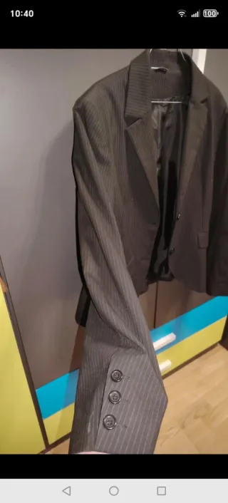 Americana gris con rayas finas