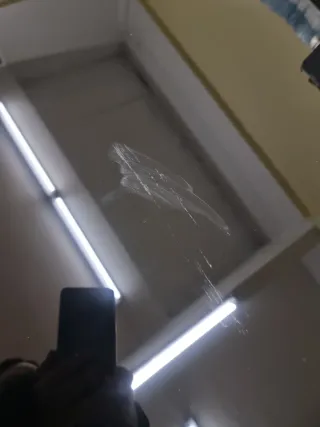 Mesa de cristal negra con patas metálicas