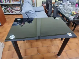 Mesa de cristal negra con patas metálicas
