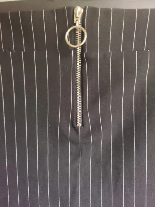 Minifalda negra con rayas blancas