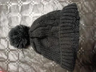 Gorro negro con pompón