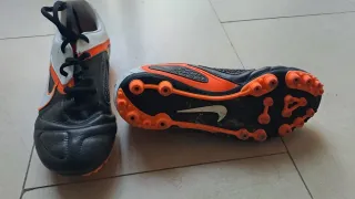 Zapatos de fútbol Nike negros y naranjas
