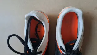 Zapatos de fútbol Nike negros y naranjas