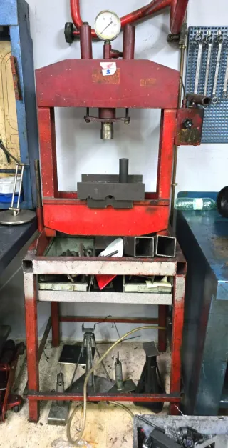 2 Elevadores para Motos y 1 Prensa Hidráulica