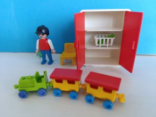 Playmobil niño, tren y armario rojo