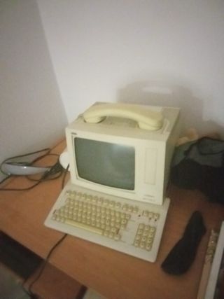 Ordenador superetro ! antiguo beige con teléfono
