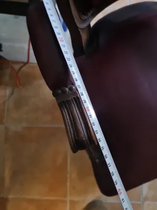 Sillón de madera y piel