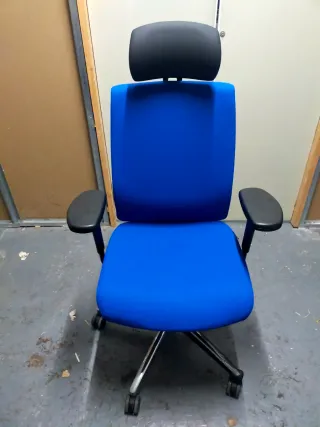 Silla de oficina Estévez azul y negra