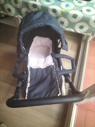 Carrito de muñecas azul