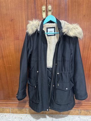 Abrigo negro Pimkie con capucha y pelo