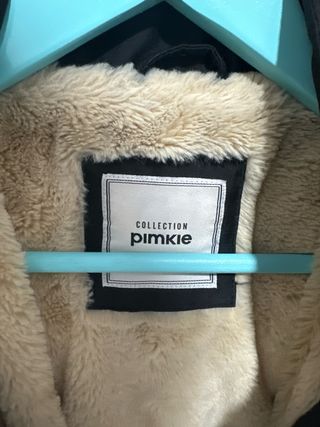 Abrigo negro Pimkie con capucha y pelo