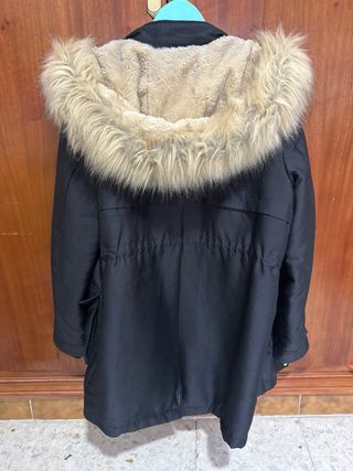 Abrigo negro Pimkie con capucha y pelo