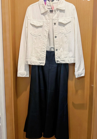 Chaqueta vaquera blanca y blusa negra