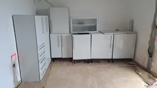 Muebles de cocina blancos y grises