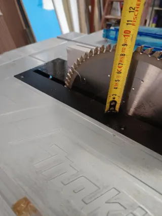 Sierra de mesa Makita