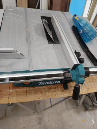 Sierra de mesa Makita