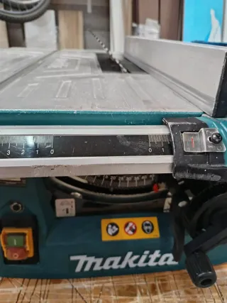 Sierra de mesa Makita