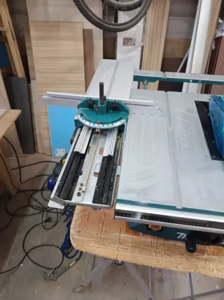 Sierra de mesa Makita