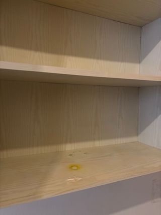 Estantería de madera y cristal