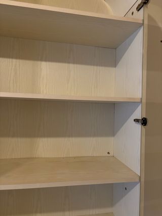 Estantería de madera y cristal