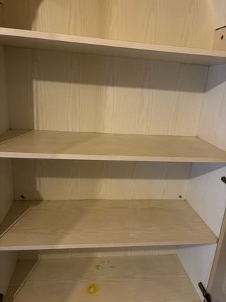 Estantería de madera y cristal