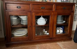 Aparador de madera de teka con puertas de cristal