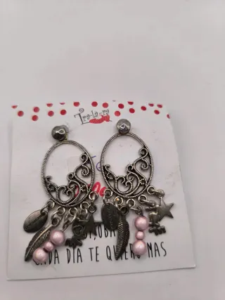 Pendientes plateados con detalles rosas