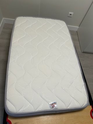 Colchón infantil con sábanas