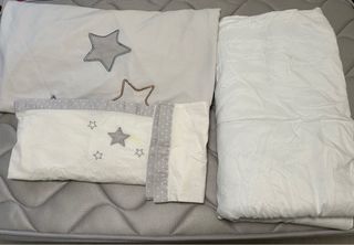 Colchón infantil con sábanas