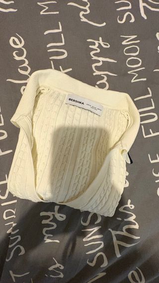 Jersey crema Bershka pico ochos talla XS