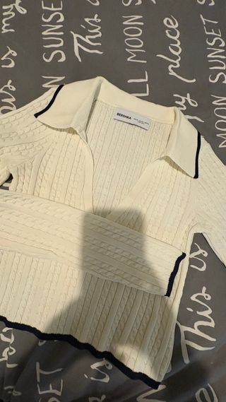 Jersey crema Bershka pico ochos talla XS