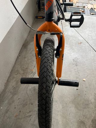 Bicicleta BMX Negra y Naranja