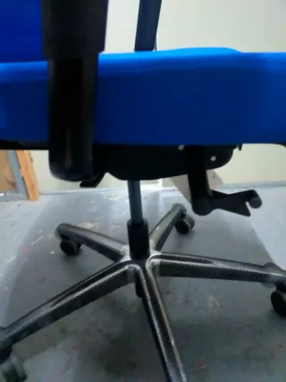 Silla de oficina azul y negra