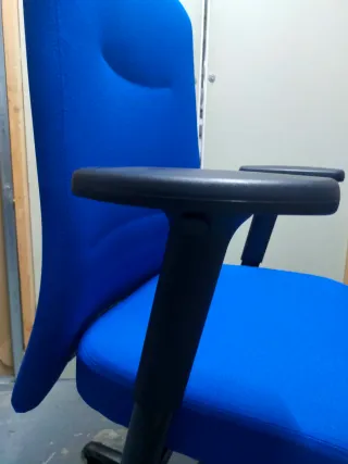 Silla de oficina azul y negra
