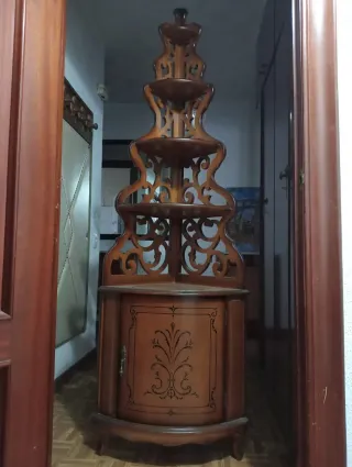 Mueble de esquina de madera tallada
