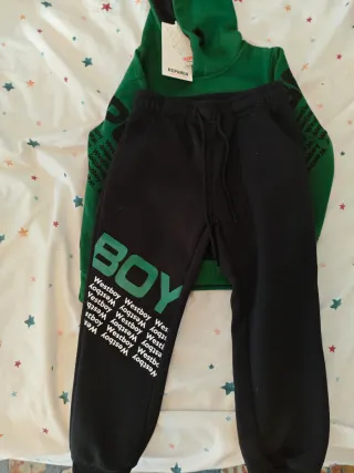 Conjunto chandal deportivo infantil.