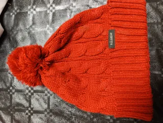 Gorro Pull&Bear rojo con pompón