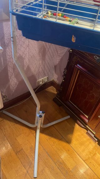 Jaula para pájaros blanca y azul