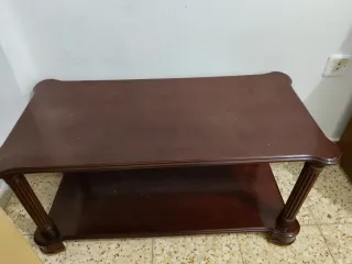 Mesa auxiliar de madera oscura,