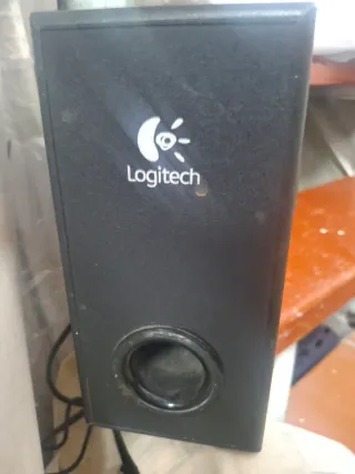 Altavoz Subwoofer Negro con dos altavoces pequeños