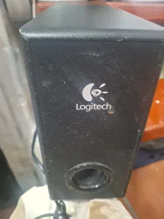 Altavoz Subwoofer Negro con dos altavoces pequeños