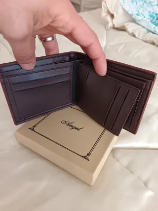 Portafoglio marrone con dettagli tricolore