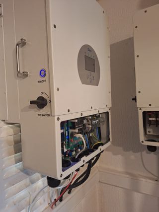 Empresa de ingeniería eléctrica y energía solar.