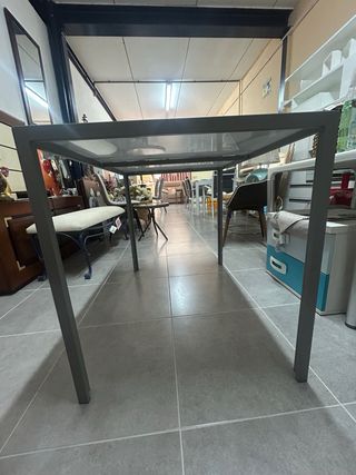 Mesa de comedor cristal decorado piedras y flores