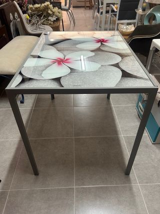Mesa de comedor cristal decorado piedras y flores