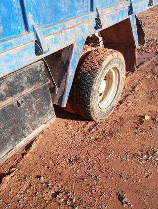 Camión grúa con volquete