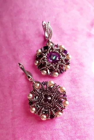 Pendientes de bisutería con perlas y pedrería