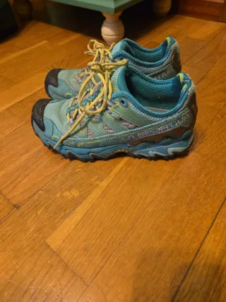 Deportivas de montaña verde y amarillo