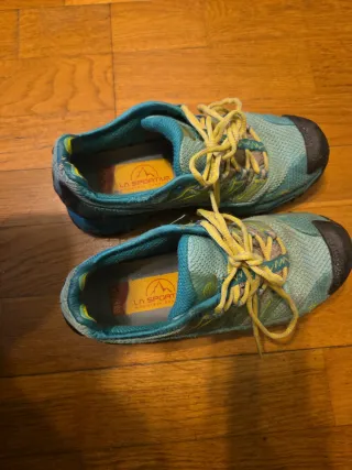 Deportivas de montaña verde y amarillo