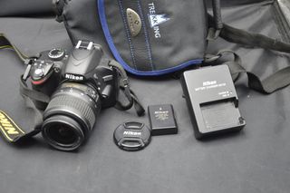 Cámara Nikon D3200 con accesorios